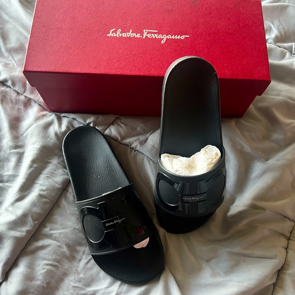 Salvatore Ferragamo Groove slides NWB size 7M